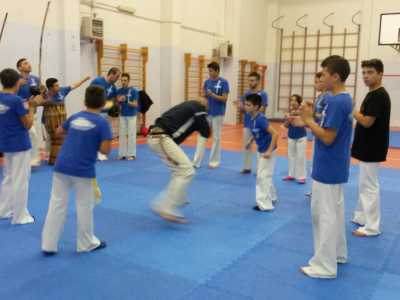 Il maestro Touro si confronta con un giovane allievo capoerista